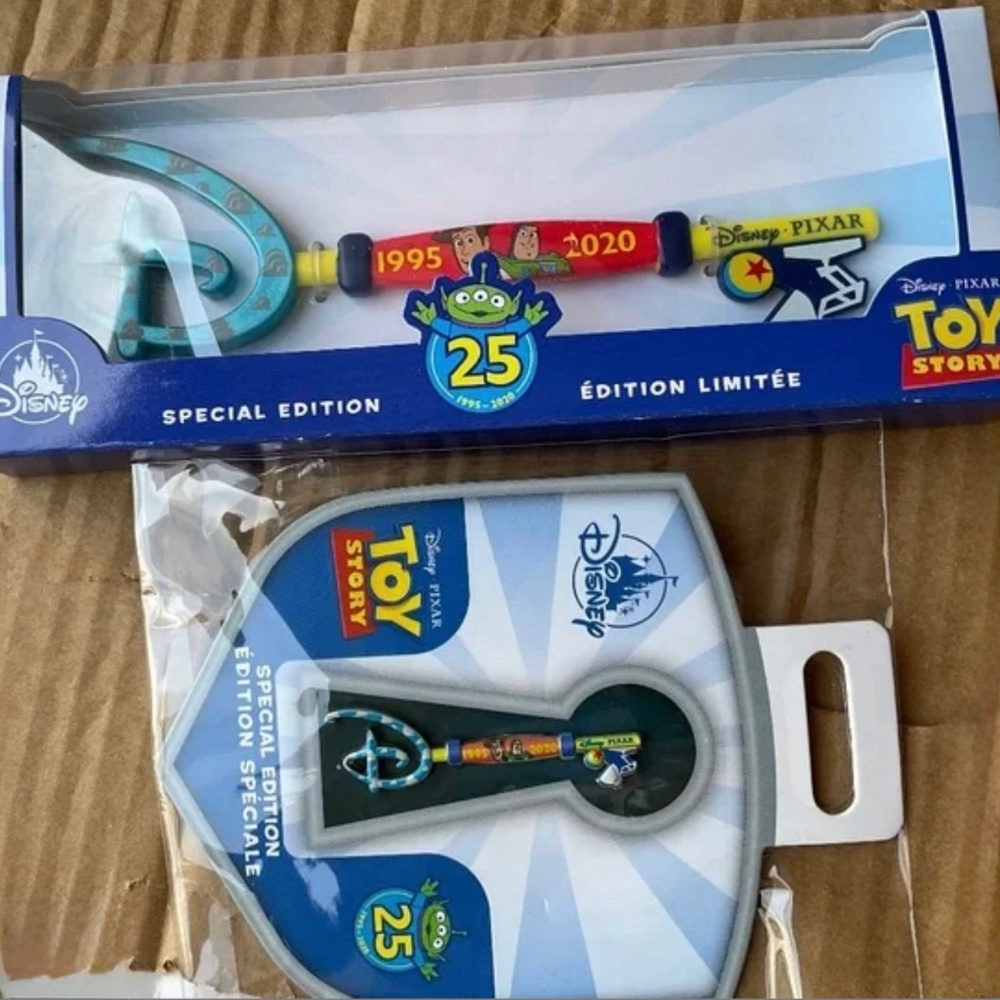 Disney key set TOY STORY  SET KEY AND PIN NWT  retired